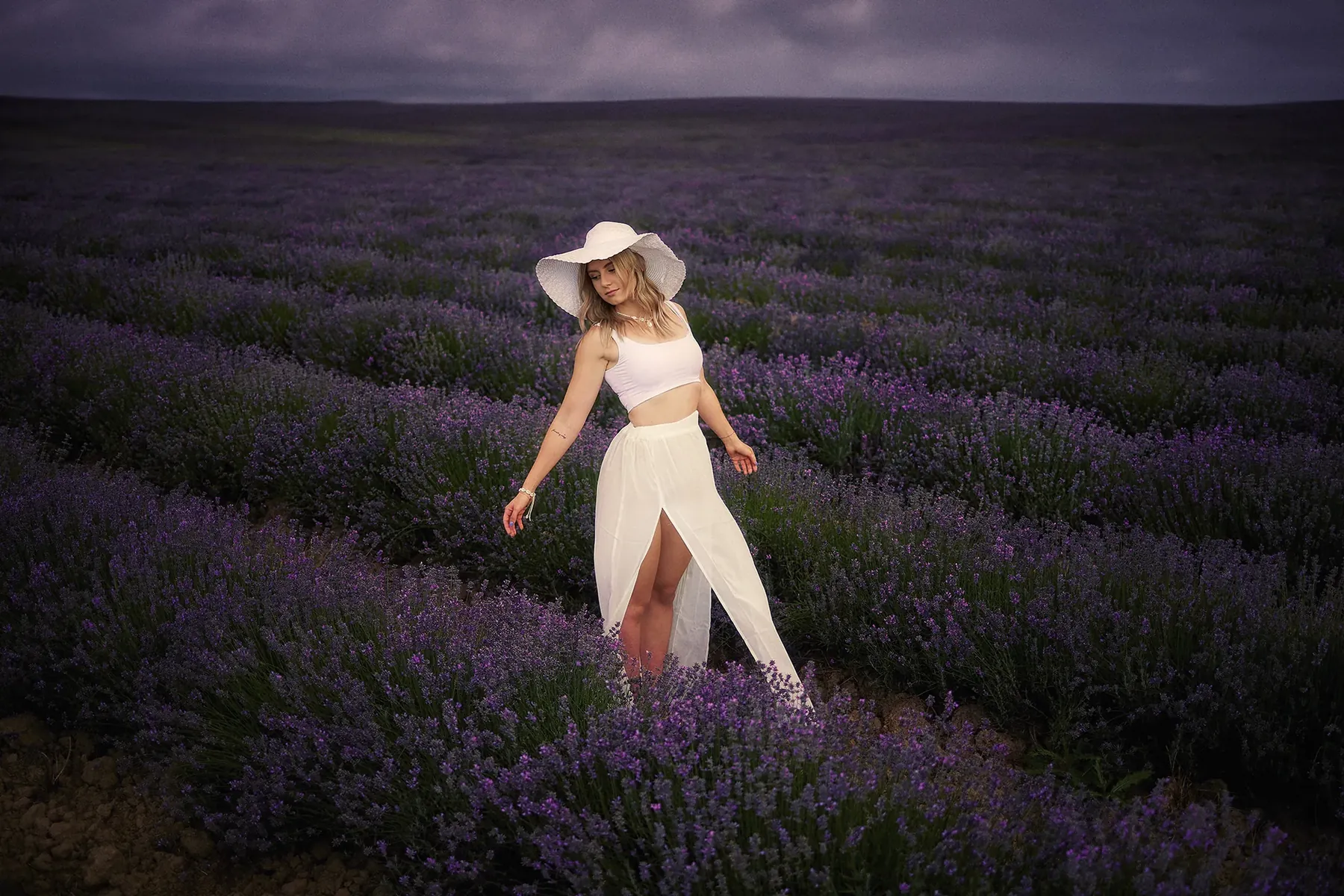 Woman with a hat and white dress in a lavender field